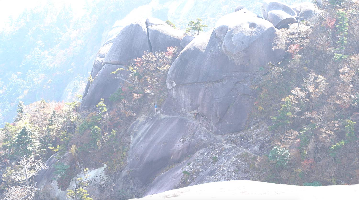 象岩のトラバースという場所を歩く登山者
