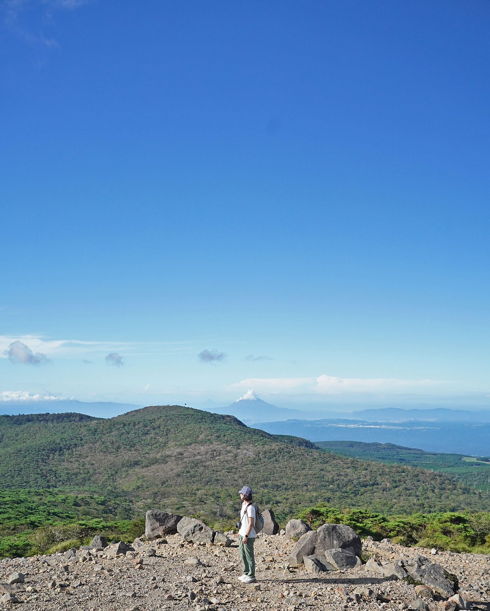 山頂付近で眺める桜島と開聞岳